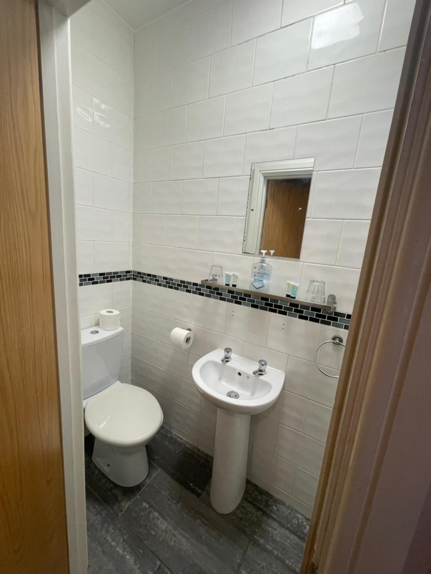 Abbey Guest House มิลตันคีนส์ ภายนอก รูปภาพ