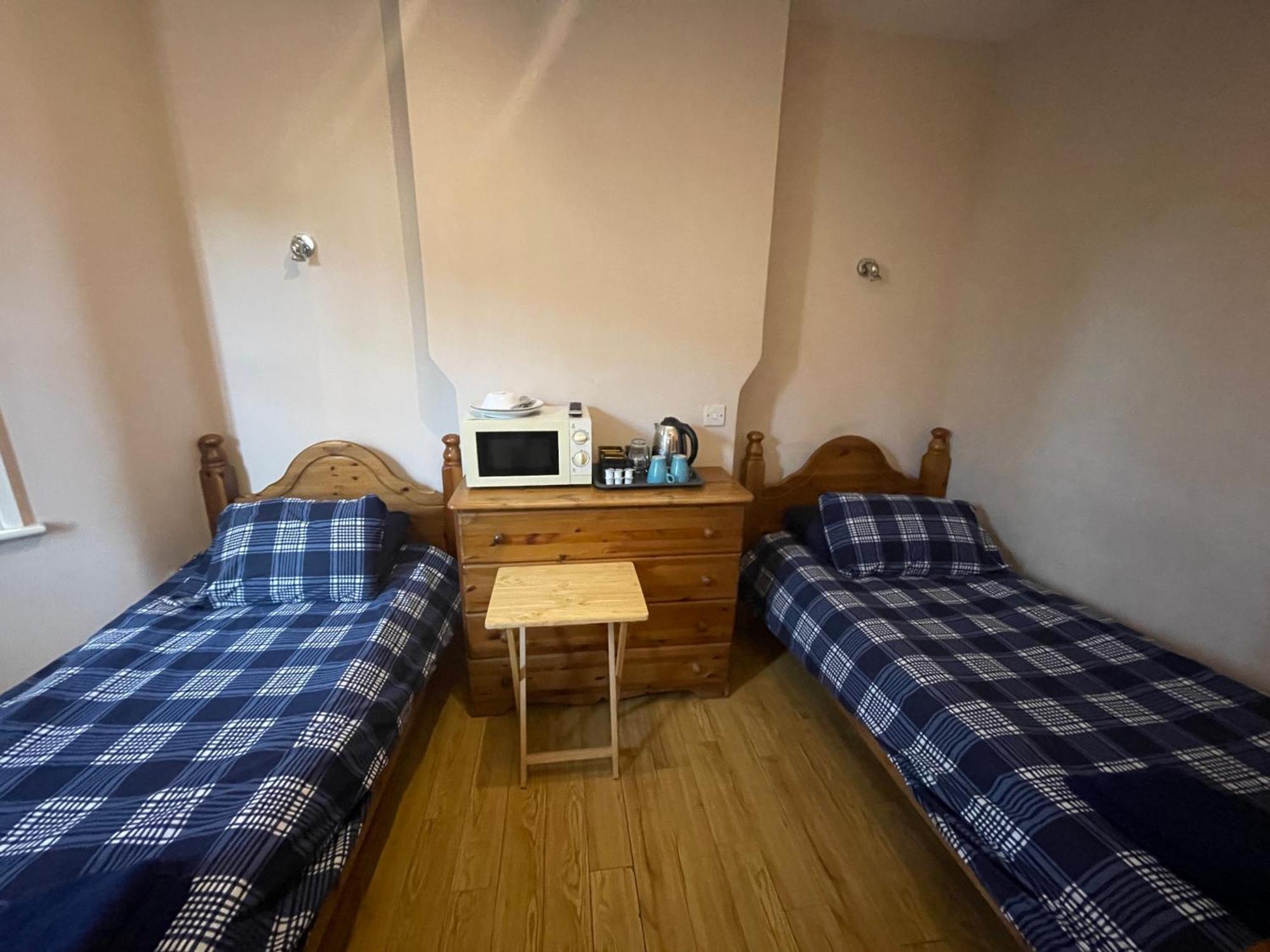 Abbey Guest House มิลตันคีนส์ ภายนอก รูปภาพ